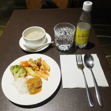 "Leela Lounge"にてモルディブ最後の食事