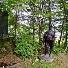 尿前の関　芭蕉像