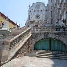 ここまでが既に坂道ですし、左の階段登ると結構きついです。