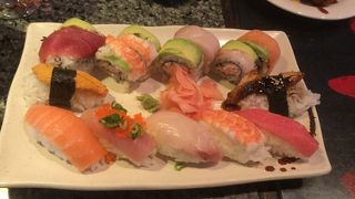 行列の絶えない寿司バー