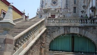 階段が斜面に沿って建てられていることを表す綺麗な建物。大学キャンパスにしては人が少なかったです。