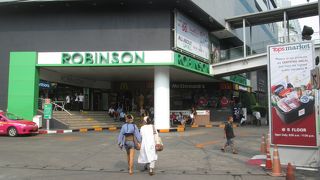 地下のスーパーとフードコートがおすすめ