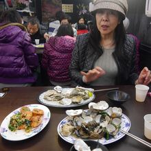 焼き牡蠣を注文。とっても小粒でした。