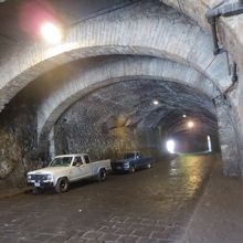 銀山の坑道に残った地下道路（トンネル）です。