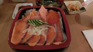 脂ののったサーモン丼