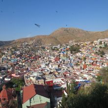 山がちの地域にコロニアル建築が密集してました。