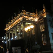 銀で栄えた証の立派な劇場。