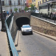 街の中には突如現れるトンネルがたくさんありました。