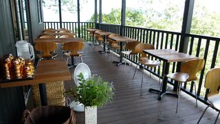 吉野葛を味わい、カフェスペースとしての絶景、桜で統一された器づかいも美しい