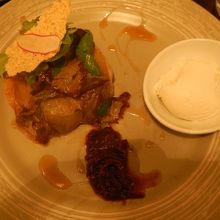 前菜。アイスクリームはローズマリー味