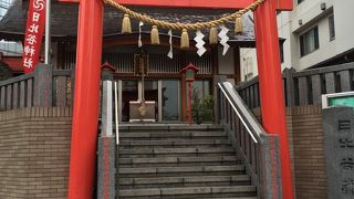 マッカーサー通りに突如現れる汐留の小さな神社