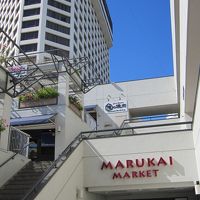 ホテルの裏側に、MARUKAI というスーパーがあります。