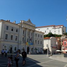 タルティーニ広場から見た、高台の上の聖ユーリ教会（白い建物）