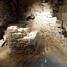 床下に残る、以前の石積みも見られます。