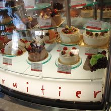 ショーケースには美味しそうなケーキがずらり！