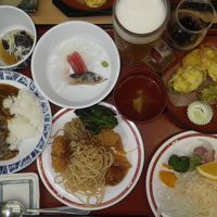 夕食時はアルコール飲み放題付き。