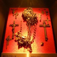 溶けて固まったロザリオ