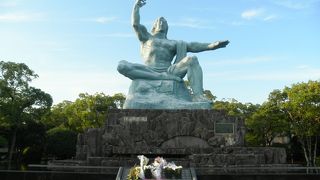 平和の像に祈りをささげる