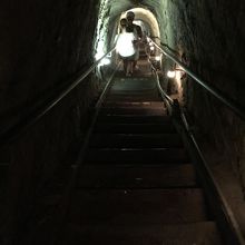 洞窟で145段の階段を降りる。