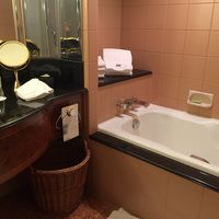 シャワーブースと別にバスタブあり