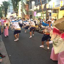 神楽坂の仲通りを踊りながら登ってゆきます。