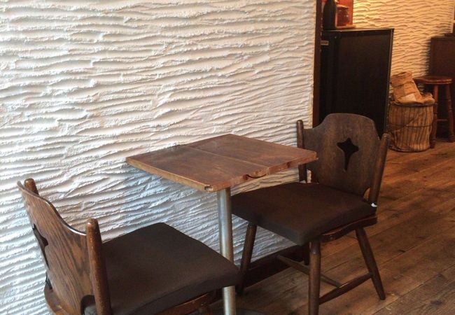 【caqui】見過ごしそうな入口、入るととんでもなく可愛いカフェ