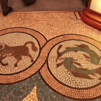 ロビーの床のモザイク