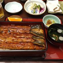 お重に入りきらない「ロ」のうな重