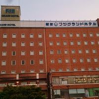 会津駅前広場の南側にそびえています