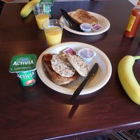 朝食はシンプルです。この他にシリアルやマフィンがあります。