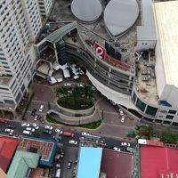 部屋からロビンソンデパートが目の前に見える。