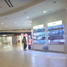 おもちゃコーナーを見るうちの家族です。