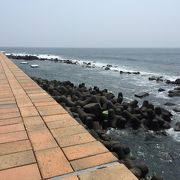 岩に囲まれた海水浴場