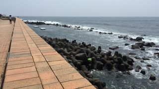岩に囲まれた海水浴場