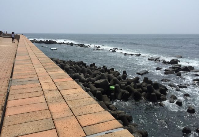 岩に囲まれた海水浴場