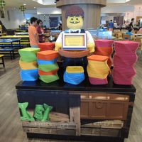 朝食のレストラン、色の洪水です。レゴだからOK