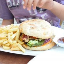 ハンバーガーとフライドポテトのセット