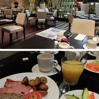 朝食会場は一転してモダンな造り。食事内容は豊富でした。