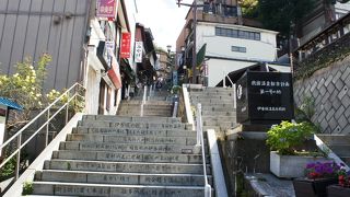 温泉のシンボルは石段