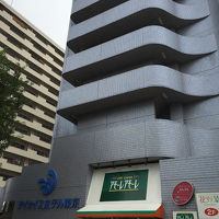 ホテルの前には川が流れています