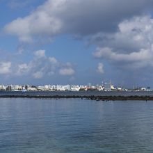 対岸に浮かぶマレ島