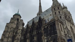 趣のある重厚な建物