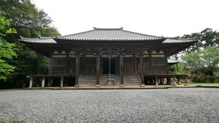 本堂も山門も鐘楼も独特の室町初期の建物で素晴らしい．必見！