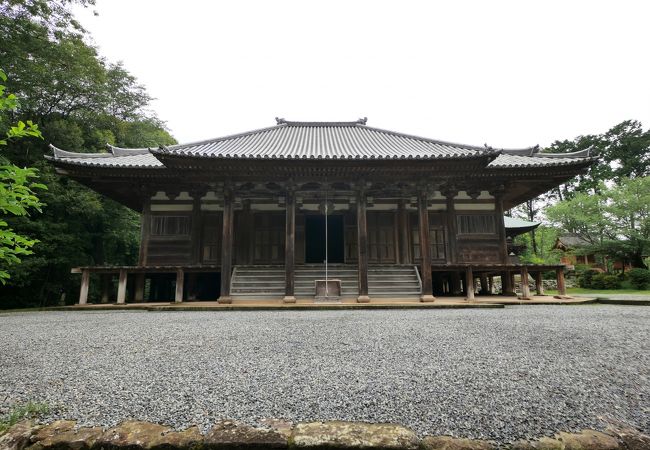 本堂も山門も鐘楼も独特の室町初期の建物で素晴らしい．必見！