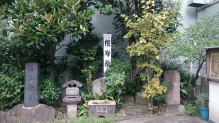 ビルやマンションに囲まれて見つけにくいです。