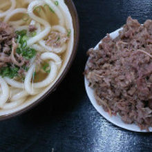 特盛牛肉200円（右側）肉うどん（左側）