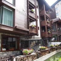 エントランス。泊まったのは奥の建物です。