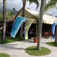 プールサイド。パレオを染めるお教室もやっていて楽しいですよ。