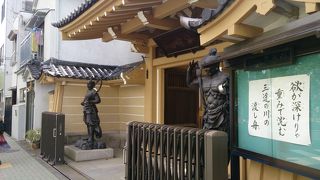 山門にブロンズの仁王像