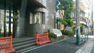 事務所ビルのような寺院